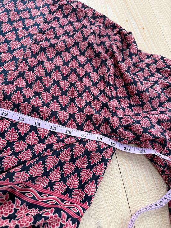 Elan Navy Top with Rose Leaf Print and Flowing Sleeves - Picture 4 of 9